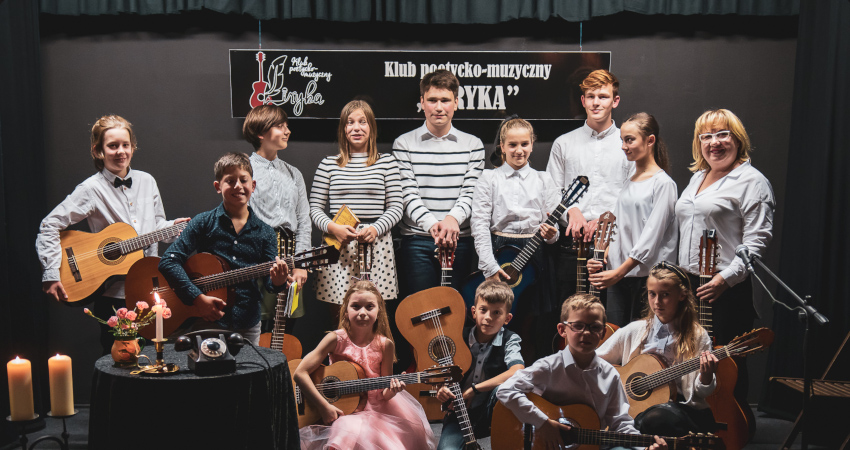 Prezentacje młodych talentów - grupa gitarowa z p. Barbarą Pachurą
