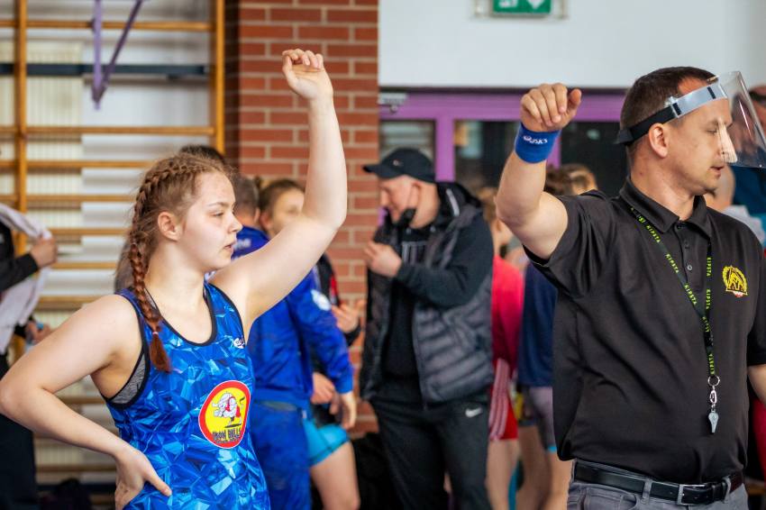 Zwycięski gest zawodniczki IRON BULLS w niebieskim stroju
