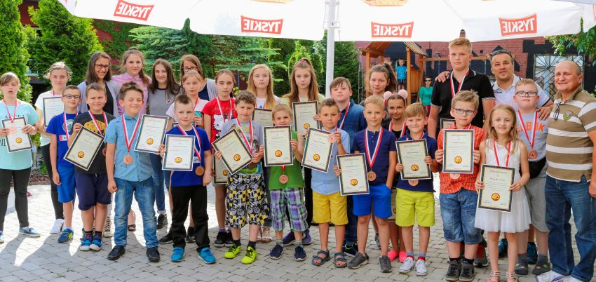 Zawodnicy IRON BULLS z pamiątkowymi medalami i dyplomami wraz z trenerami