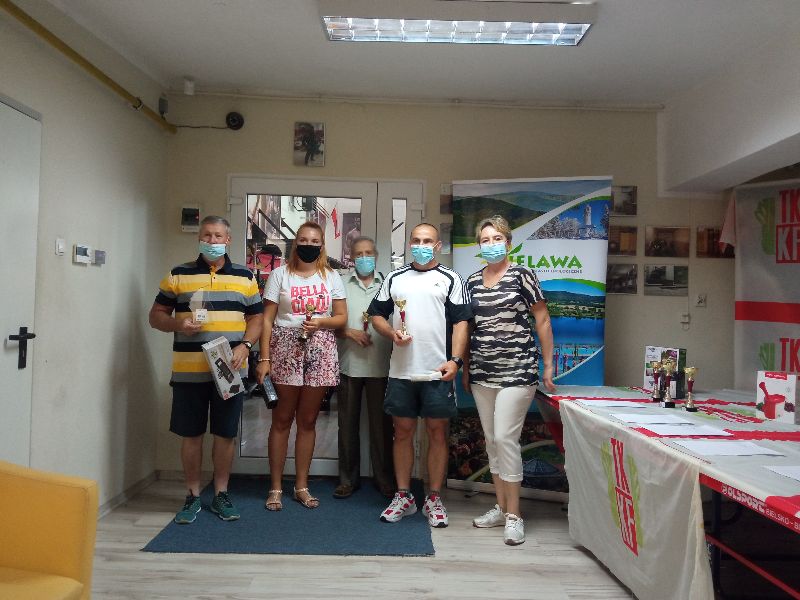 Laureaci zawodów strzeleckich z nagrodami w siedzibie TKKF SOWA
