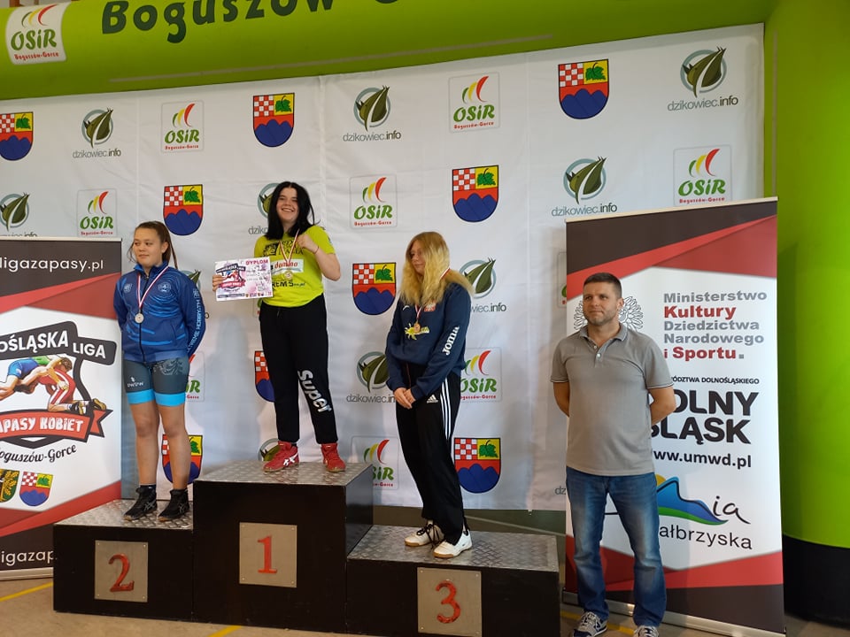 laureatki na podium z pamiątkowymi medalami i dyplomami