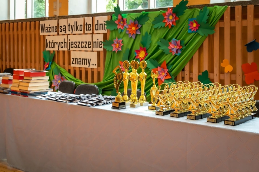 Nagrody szkoły ESP 7 na zakończeniu roku szkolnego 