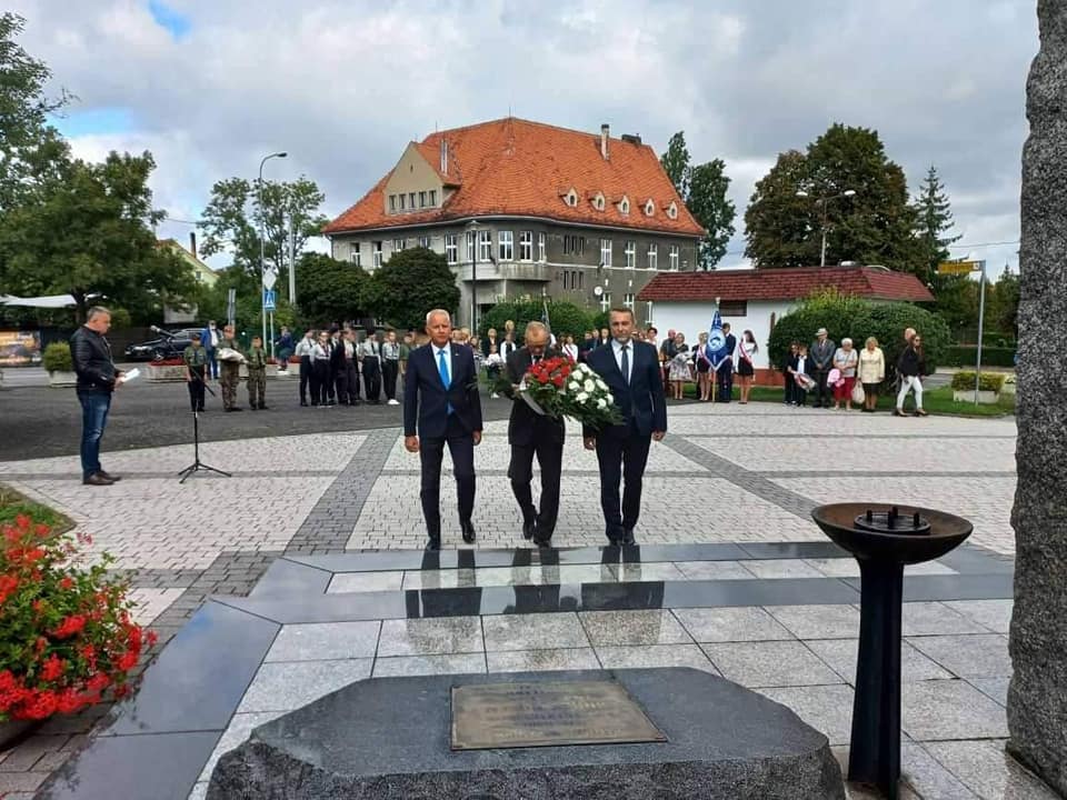 Przedstawiciele bielawskiego samorządu składaja kwiaty pod obeliskiem na placu Kombatantów