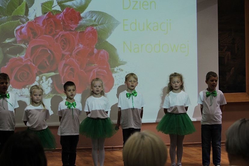 Występ uczniów w czasie uroczystości