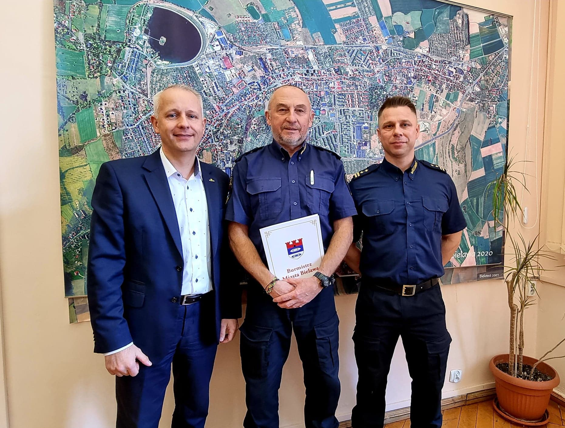 Burmistrza Andrzej Hordyj wraz z fukcjonariuszem straży miejskiej oraz komendantem strazy miejskiej
