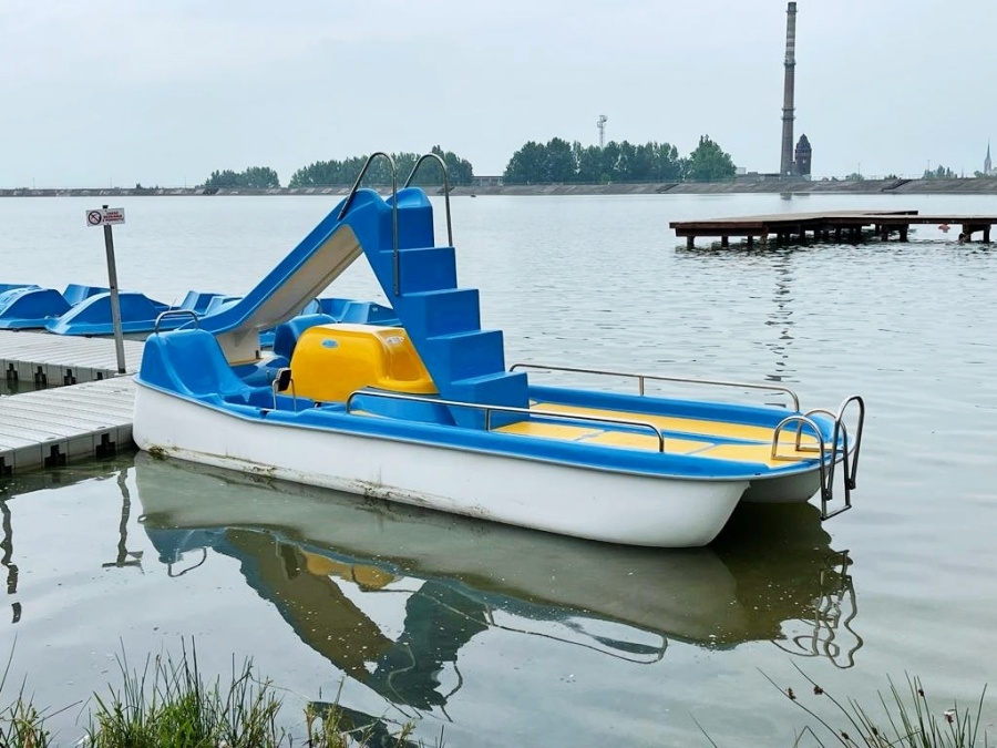 Rowerowy "krążownik" ze zjeżdżalnią na Jeziorze Bielawskim