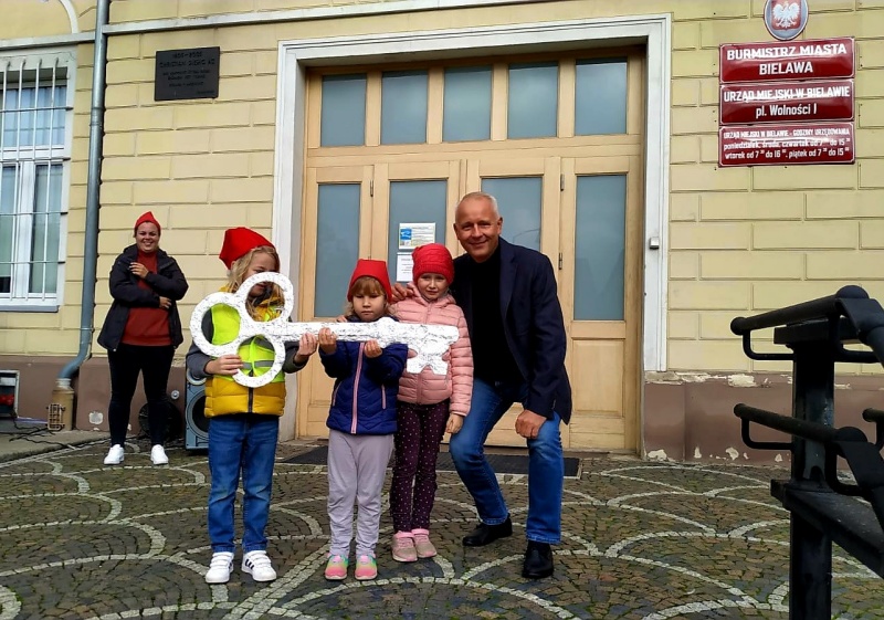 Burmistrz Andrzej Hordyj przekazuje najmłodszym Bielawianom symboliczny klucz do drzwi magistratu