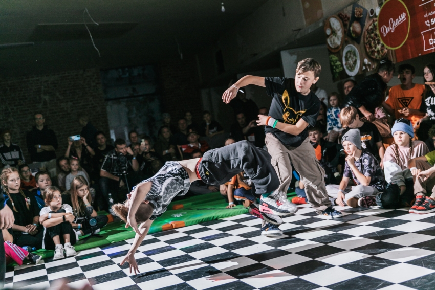 Tancerze prezentujący umiejętności break dance