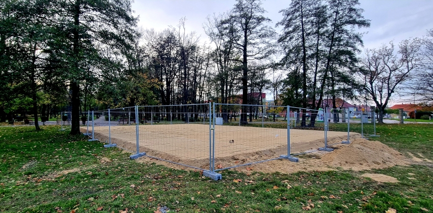 Przygotowania do uruchomienia lodowiska plenerowego w Parku Miejskim