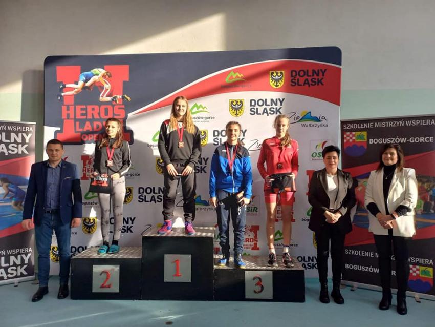 Zawodniczki na podium z trofeami