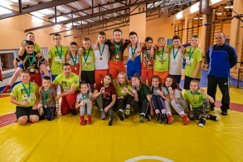 Zawodnicy UKS IRON BULLS z trenerem z medalami