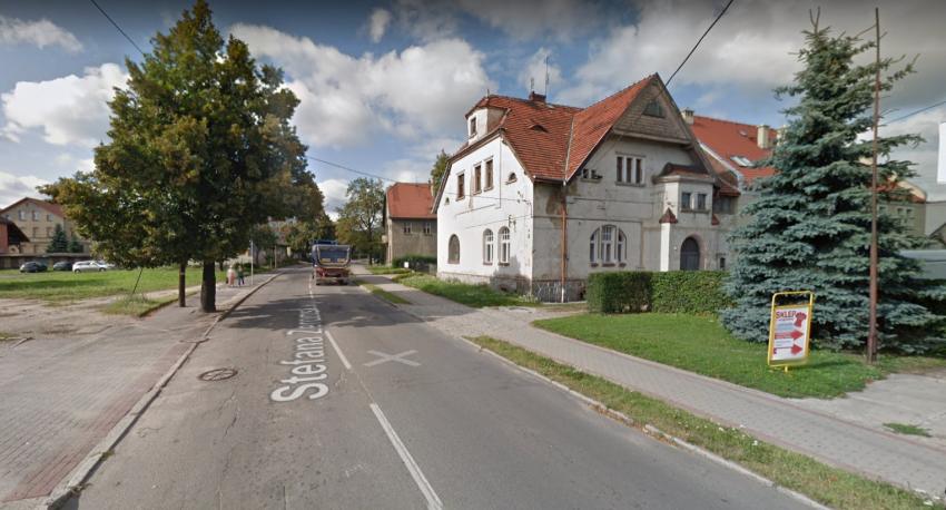 ul. Żeromskiego. Po obu stronach ulicy budynki i drzewa