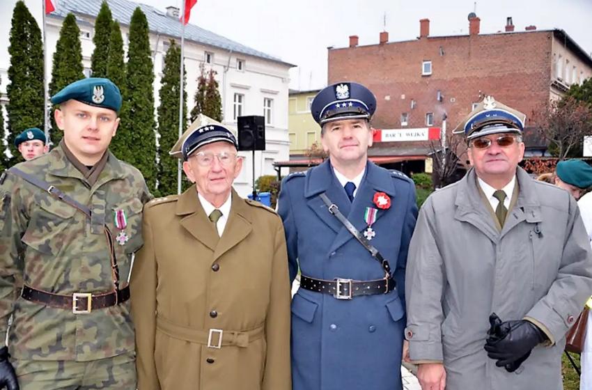 Drugi od lewej - por. Bronisław Wilk