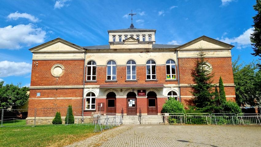 Budynek Szkoły Podstawowej nr 4 w Bielawie przy ul. Ludowej
