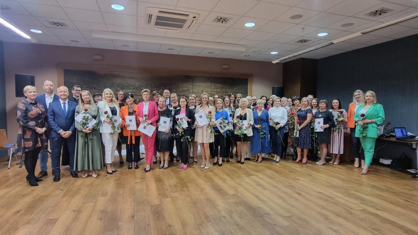Nauczyciele z bielawskich placówek oświatowych oraz burmistrz Bielawy na uroczystości z Okazji Dnia Edukacji Narodowej
