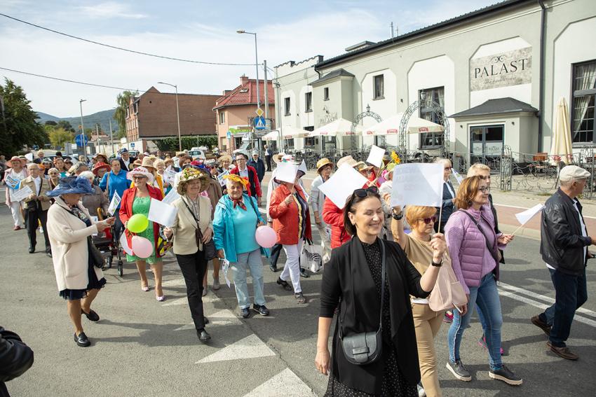 Przemarsz Seniorów ulicami Bielawy