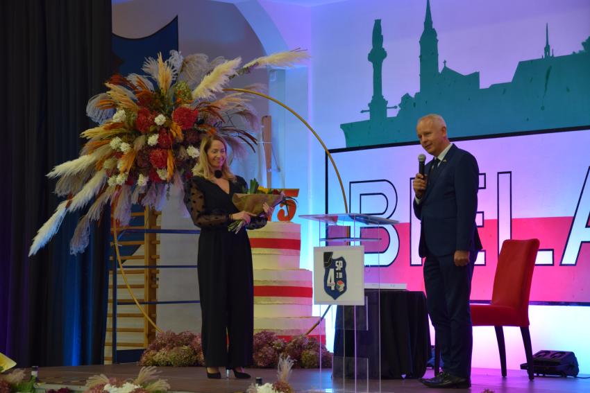 Dyrektor szkoły oraz burmistrz podczas uroczystości jubileuszowych