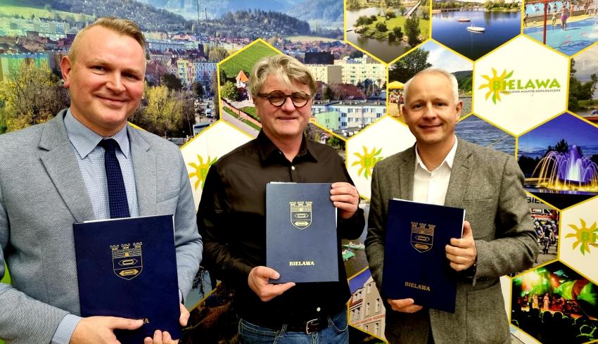 Od lewej: p. Arkadiusz Karcz - Prezes Związku, po środku - p. Andrzej Kłosok - Prezes Firmy Kłosok, po prawej - p. Andrzej Hordyj - Burmistrz Bielawy z podpisanymi egzemplarzami porozumienia