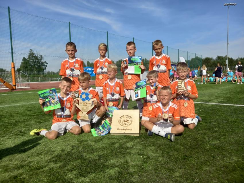 Zawodnicy UKS Siódemka Bielawa z trofeami na płycie boiska