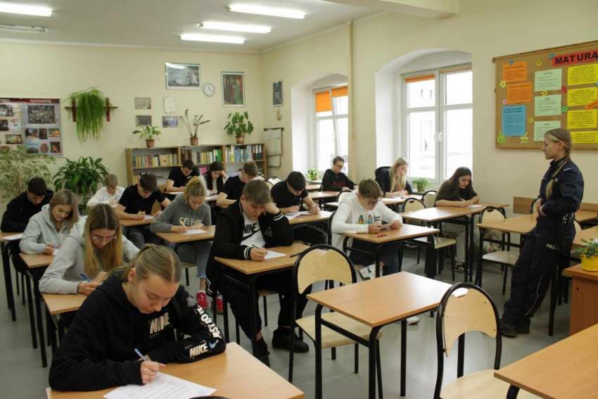 Uczestnicy konkursu w klasiepodczas realizacji zadania konkursowego