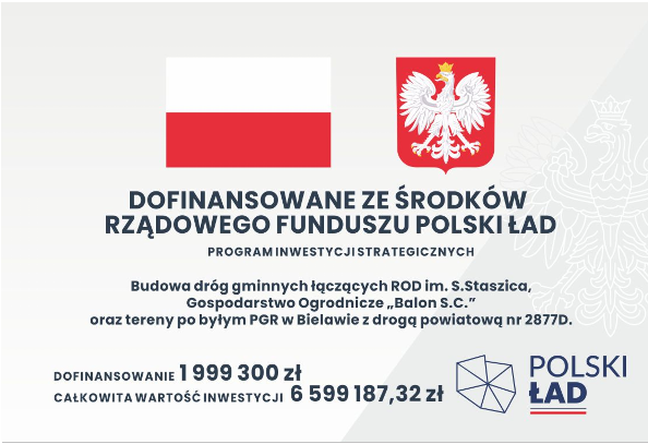 Tablica informacyjno-promocyjna projektu z logo Polskiego Ładu, flagą biało-czerwoną oraz Godłem
