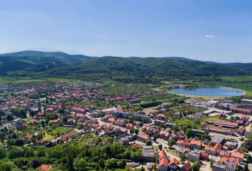 Panorama Bielawy z widokiem na Jezioro Bielawskie i Góry Sowie