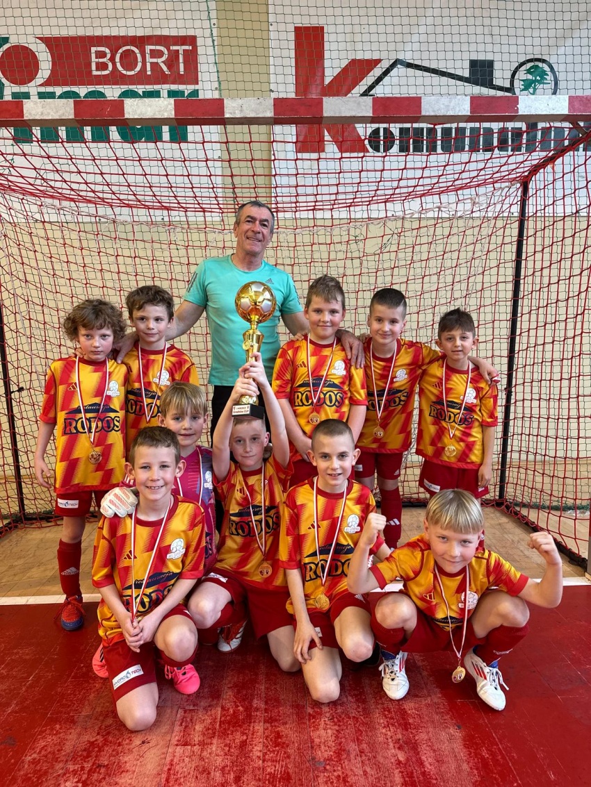 Zawodnicy UKS Siódemka Bielawa z medalami i pucharem