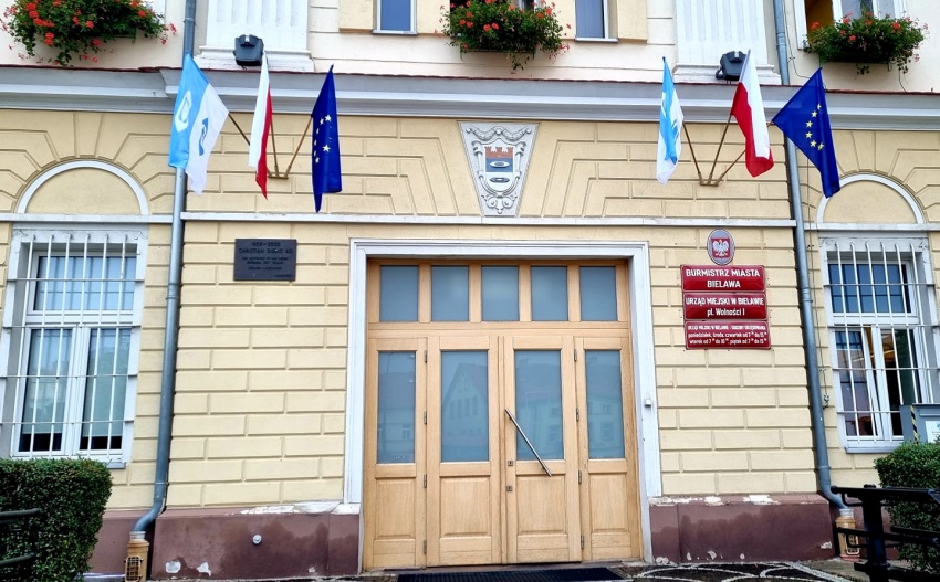 Wejście do budynku UM w Bielawie pl. Wolności 1