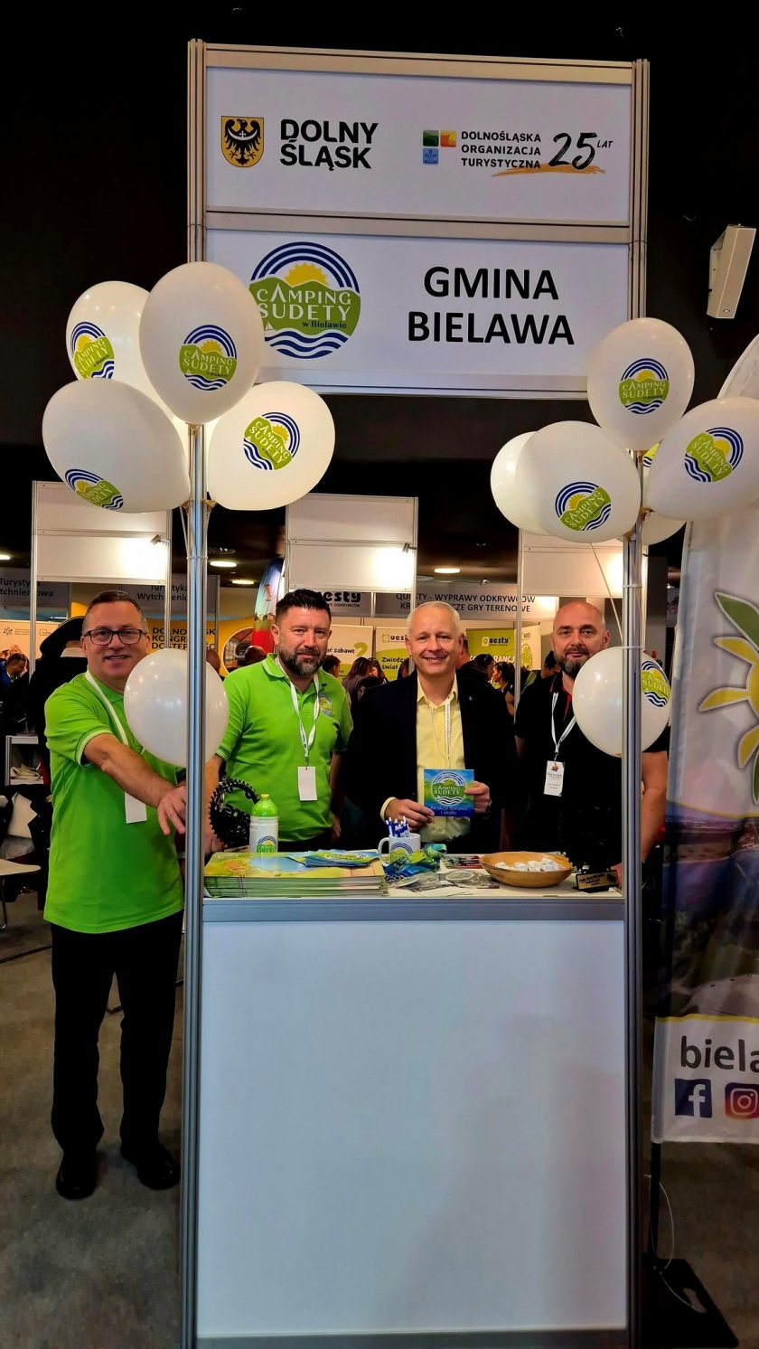 Stoisko Gminy Bielawa - obecni przedstawiciele bielawskiego samorządu