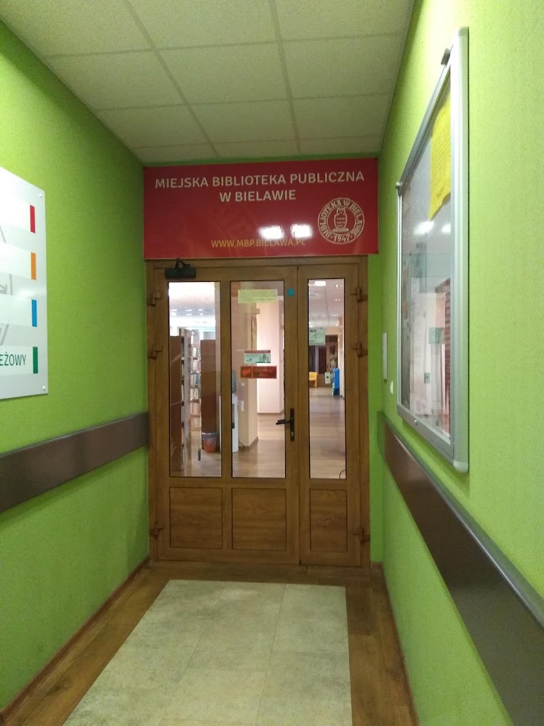 Wejście do Miejskiej Biblioteki Publicznej