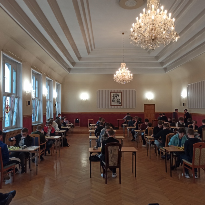 Uczestnicy turnieju szachowego w auli bielawskiego liceum