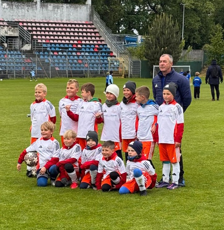 Zawodnicy UKS Siódemka Bielawa na murawie boiska