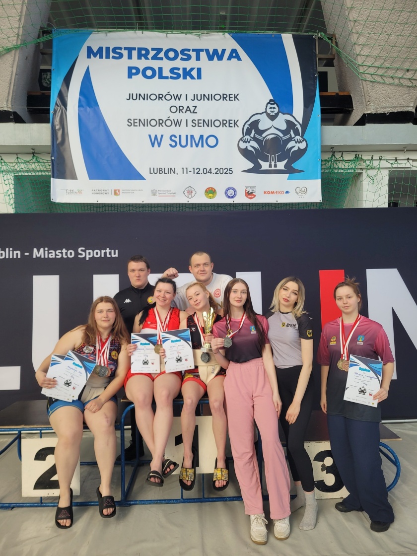 Sumitki i sumici z pucharami, medalami i dyplomam