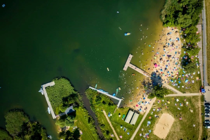 Widok na plażę Campingu Sudety z lotu ptaka