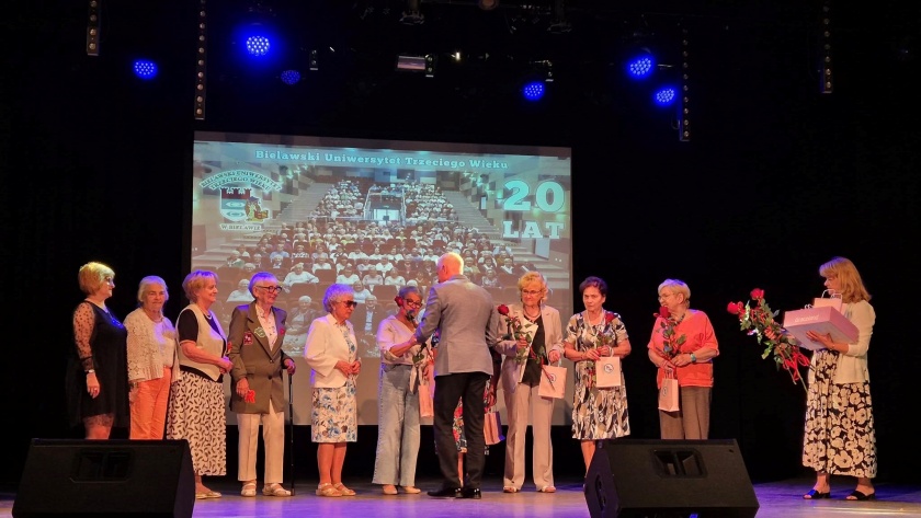 Burmistrz Bielawy Andrzej Hordyj wręcza jubileuszowe kwiaty i upominki