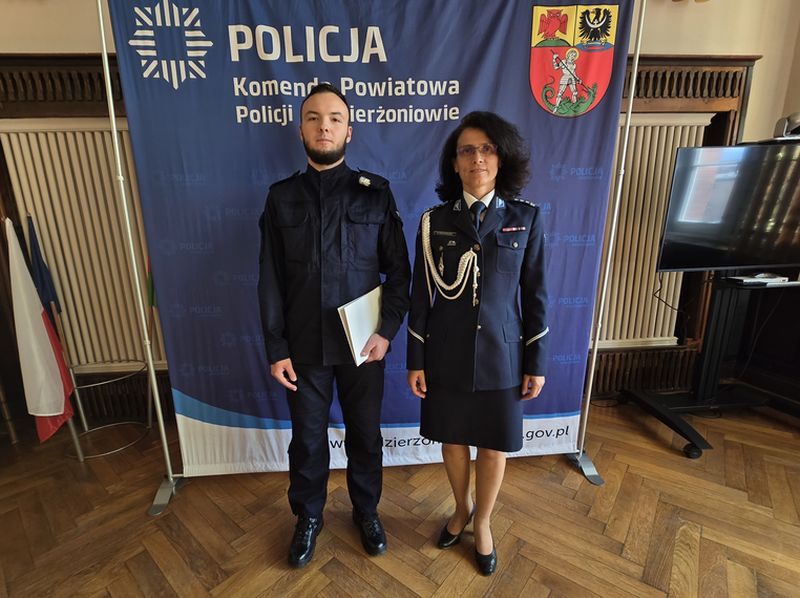 Nowo przyjęty funkcjonariusz oraz inspektor Monika Kudła-Myślicka
