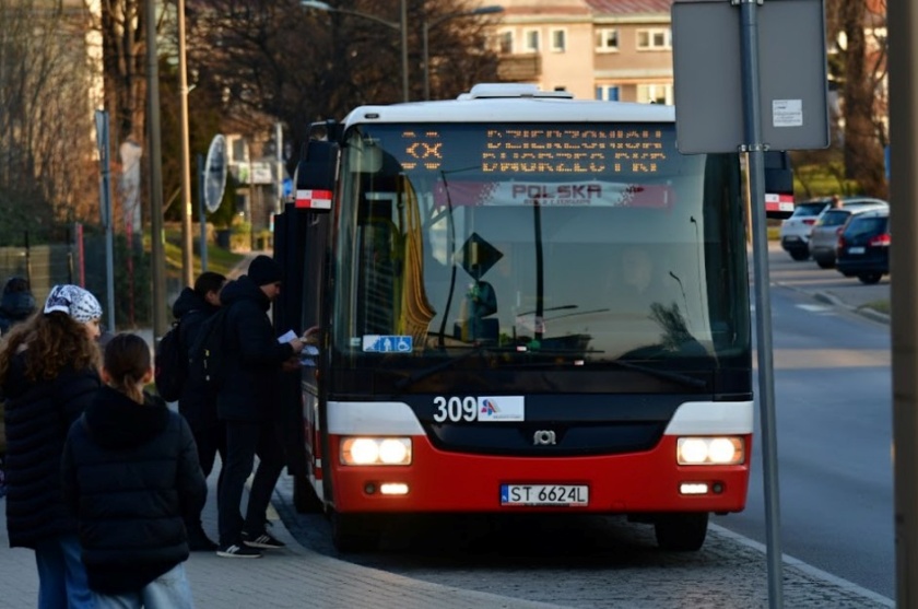 Pasażerowie wsiadający do autobusu