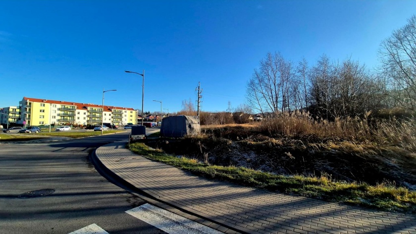 W tle widoczne bloki os. Zielone Wzgórza