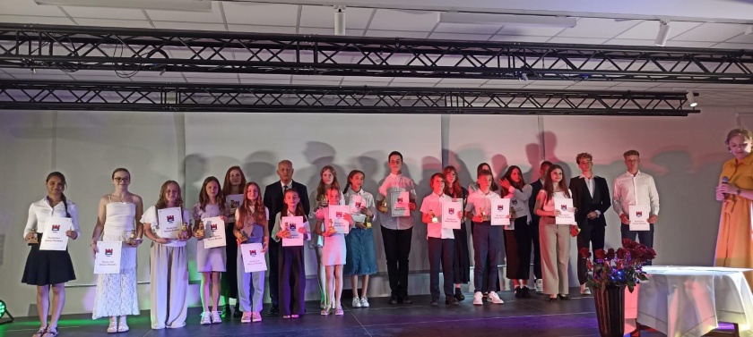 Laureaci Złotych Sów na scenie z burmistrzem Bielawy