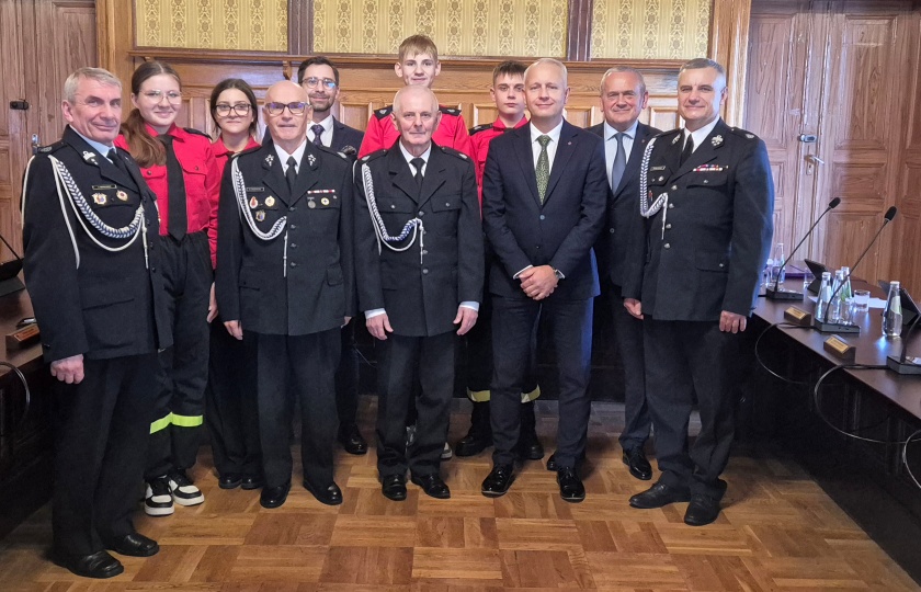 Przedstawiciele OSP Bielawa z przedstawicielami bielawskiego samorządu