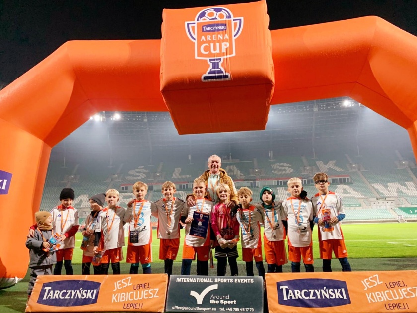 Zawodnicy UKS Siódemka Bielawa z medalami