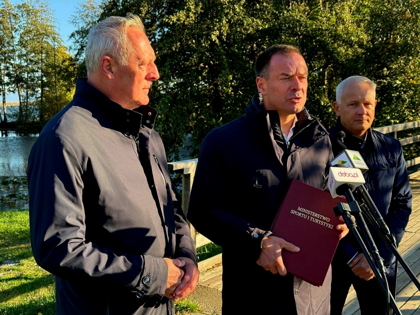 Wiceminister Sportu i Turystyki Piotr Borys poseł Marek Chmielewski oraz burmistrz Bielawy Andrzej Hordyj