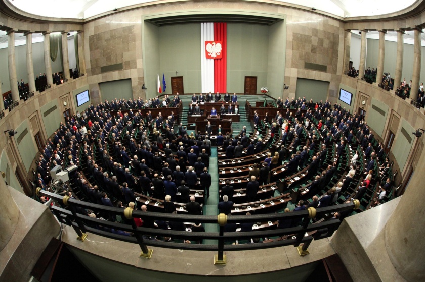 Parlamentarzyści w sali sejmowej