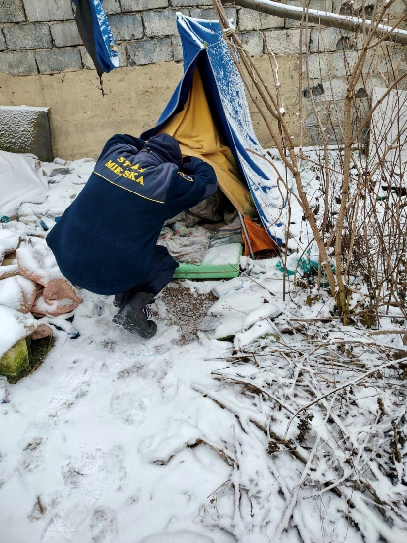 Funkcjonariusz Straży Miejskiej Bielawy podczas patrolu