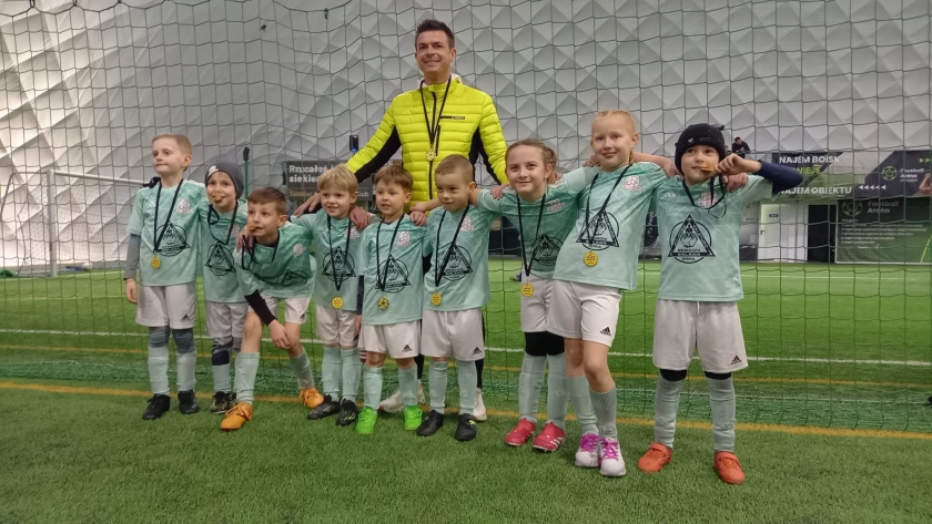 Zawodnicy UKS Siódemka Bielawa z medalami wraz z trenerem