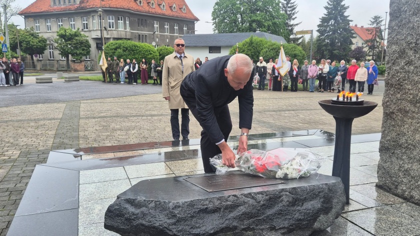 Burmistrz Bielawy składa okolicznościowy bukiet pod obeliskiem