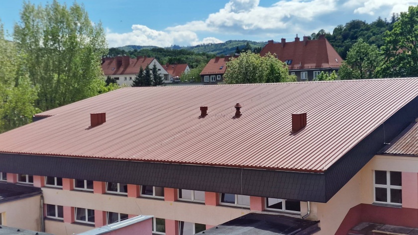 Wyremontowany dach hali sportowej SP 10